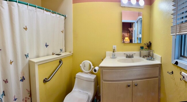 Building Photo - 512 Side Saddle