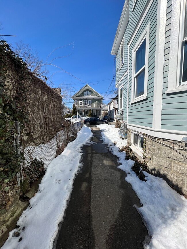 Building Photo - 9-11 Burnham St