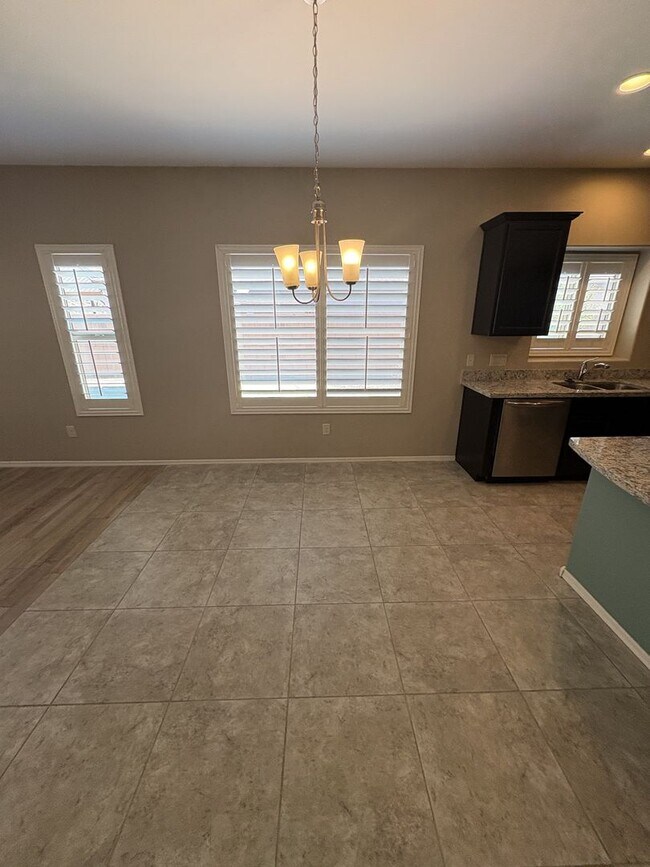 Building Photo - 4 bedroom plus Den 3 car garage with sparkling pool Vail School District