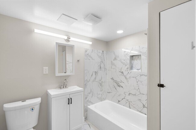 Building Photo - 3 Bed 2.5 Bath - Gaithersburg Townhome - Completely Renovated