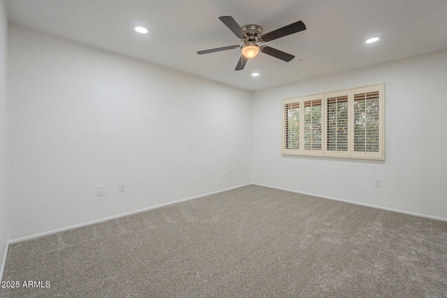 Building Photo - 12433 W Fieldstone Dr