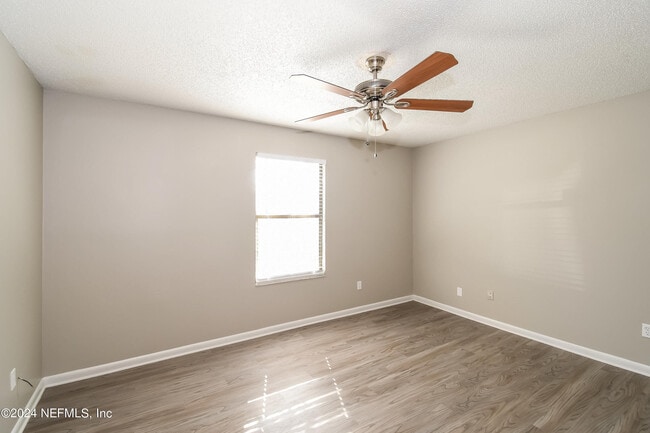 Building Photo - 4385 Queensway Dr