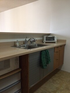 Building Photo - Furnished Unit in Honolulu Tower!  Water, Sewer, Basic Cable Included!