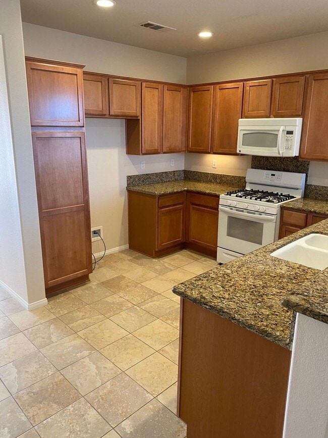 Building Photo - 3 BEDROOM VICTORVILLE HOME
