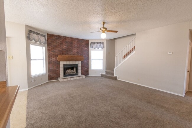 Building Photo - GREAT 2-STORY FLOOR PLAN W/COUNTRY STYLE F...