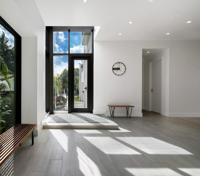 Building Photo - 1311 Bay Dr