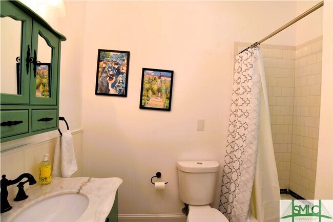 Building Photo - Spacious and fully furnished Victorian beauty