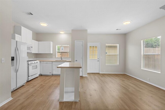 Building Photo - 6206 Scotchwood Dr