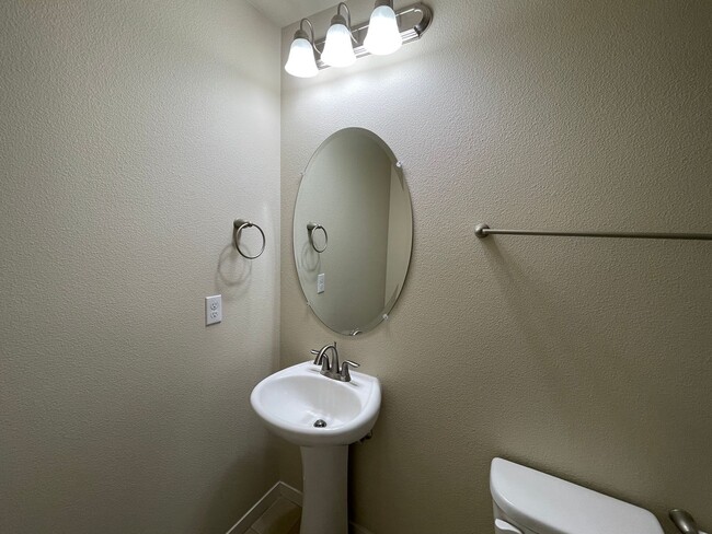 Building Photo - Villebois Townhome with Access to the Sparrow Creek Community Center