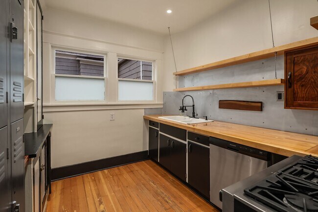 Building Photo - Charming 3 Bedroom In The Heart Of Stadium...