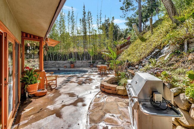 Building Photo - HOLIDAY SPECIAL***2 WEEKS FREE** 3 Bed/2 Bath Oasis in Royal Woods - Available Now