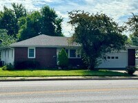 Building Photo - Well maintained 3-bedroom 1.5-bathroom ran...