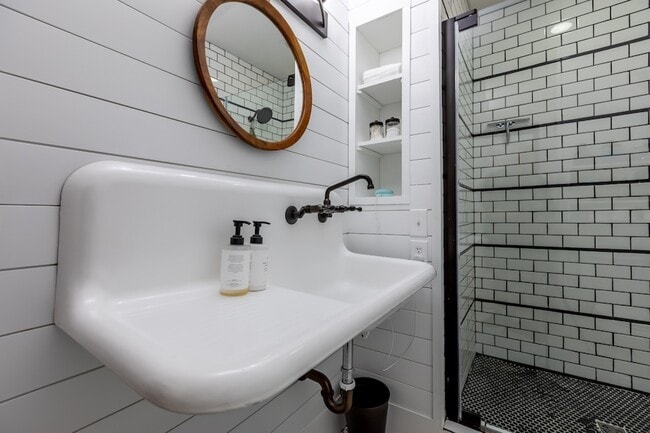 Building Photo - 310 S 7th St