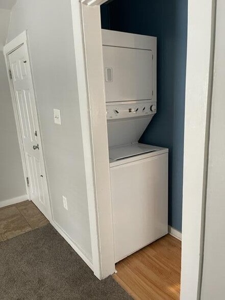 Building Photo - 2040 Roos Ave SW