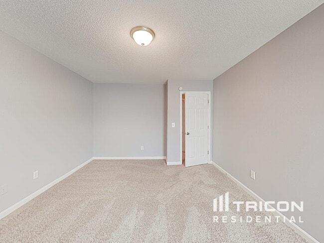 Building Photo - 5876 Colonnade Dr