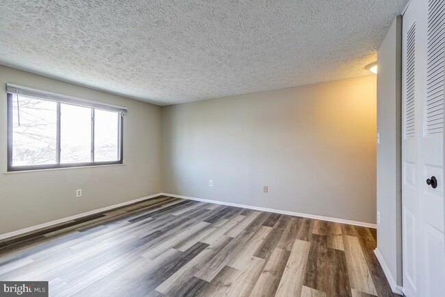 Building Photo - Third Floor Unit in a Great Location!