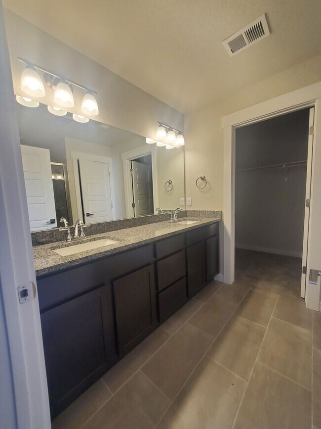 Building Photo - Updated and Very Spacious 3 Bedroom Townho...