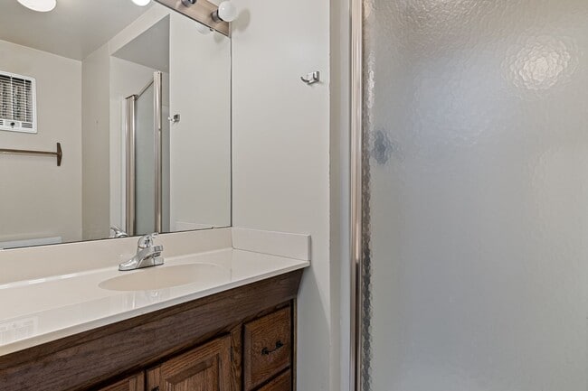 Building Photo - 3 or 4 Bed/ 3 1/2 bath