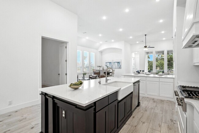 Building Photo - 220 Corazon