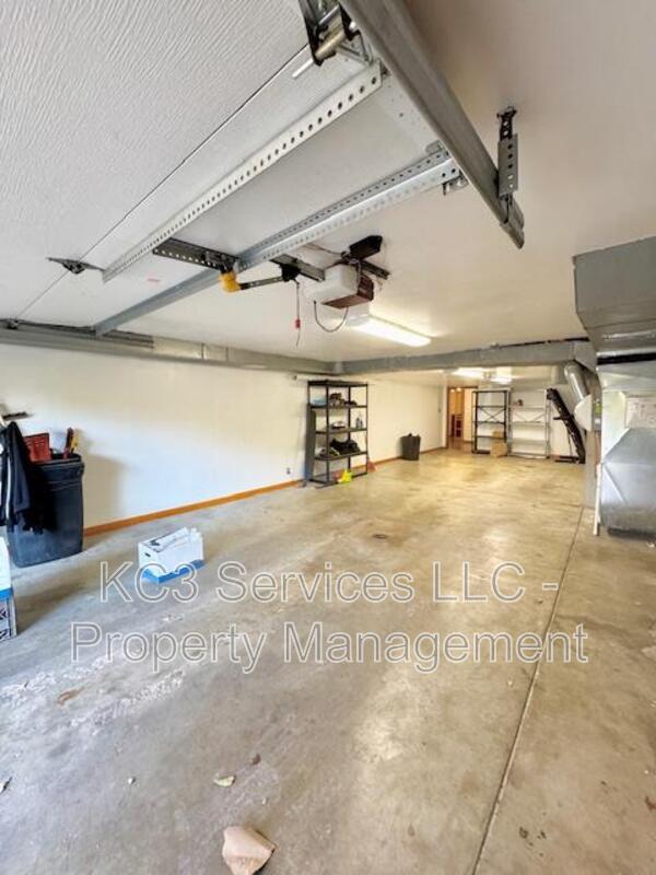 Building Photo - 615 E 101st Ter