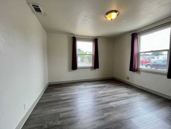 Building Photo - Pet friendly 2 Bedroom, 1 Bathroom with Sp...