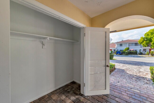 Building Photo - 900 NE 4th St