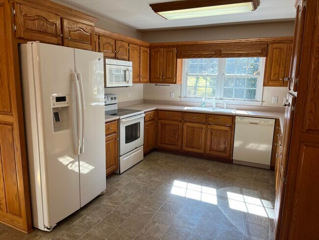 Building Photo - 250 Windwood Dr