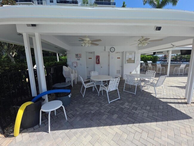 Building Photo - 6391 Bay Club Dr