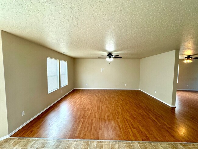 Building Photo - Spacious 5-Bedroom Home with 3-Car Garage in Nampa