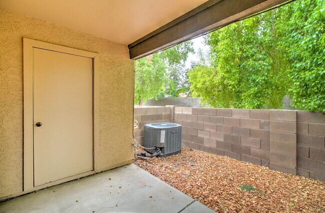 Building Photo - 921 W University Dr