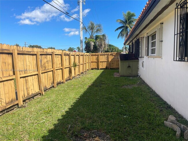 Building Photo - 3960 SW 68th Ave