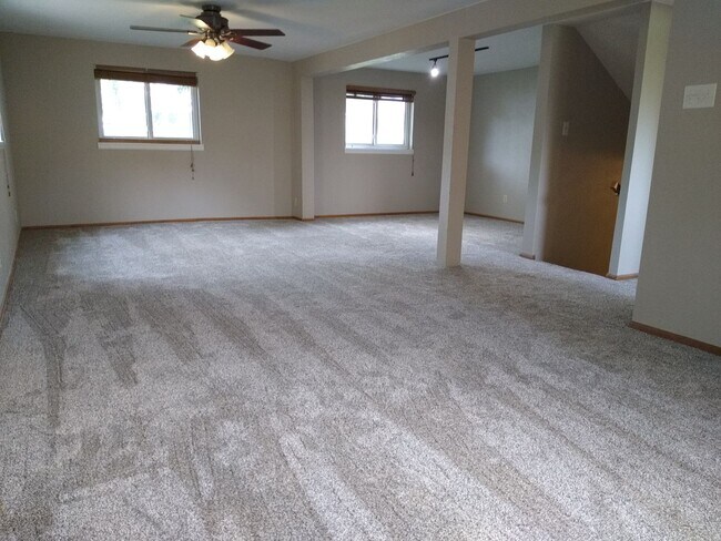 Building Photo - Stunning 4 bedroom 2 bath Virginia Village...