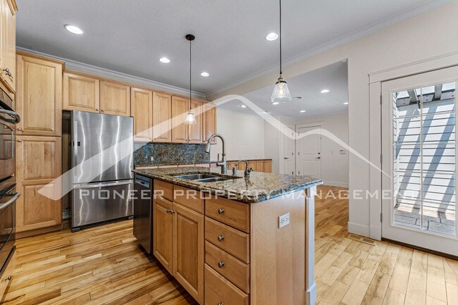Building Photo - Gorgeous Home with Central AC and Washer/Dryer
