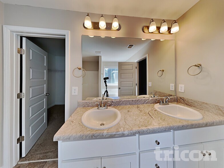 Building Photo - 215 Waters Edge Pkwy