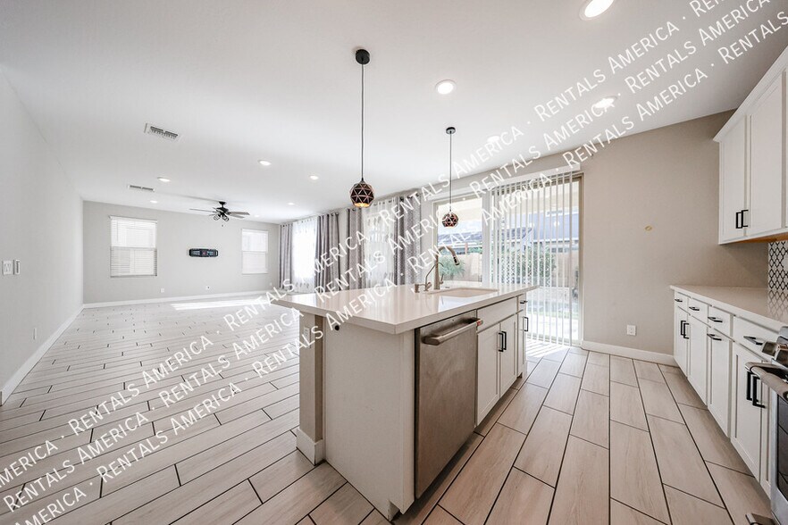 Building Photo - 1321 W Coyote Dr