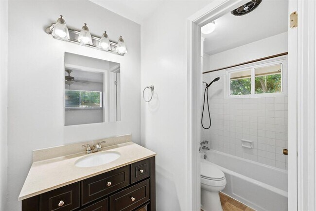 Building Photo - 6210 Shadow Valley Dr