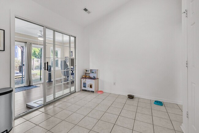 Building Photo - Charming 3 Bedroom, 2 Bath Home off of Longpoint in Mount Pleasant!