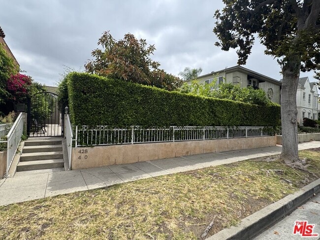 Primary Photo - 428 S Doheny Dr