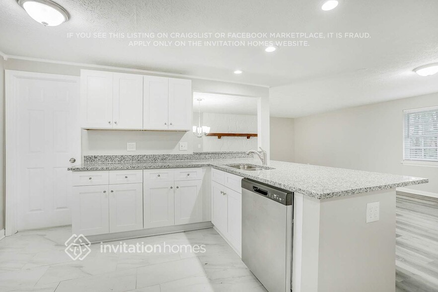 Building Photo - 4930 Springbrook Dr