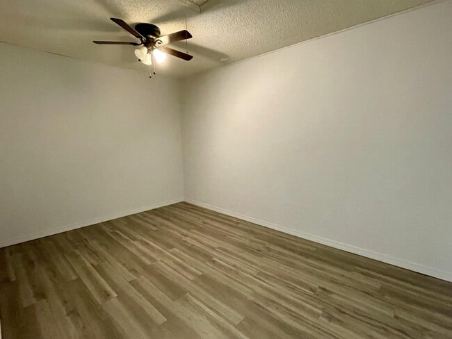 Building Photo - 5610 29th St Cir E