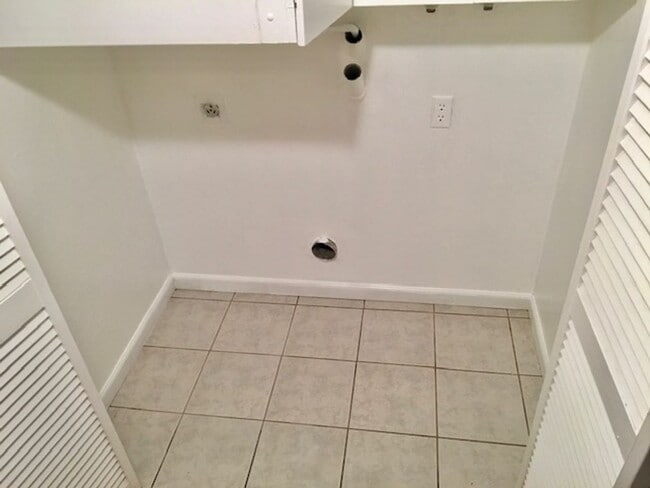 Building Photo - Nice 2 bed, 2 bath Condo with 1-Car Garage...