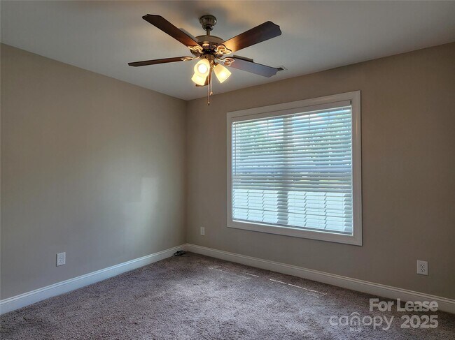 Building Photo - 1556 Kingston Dr
