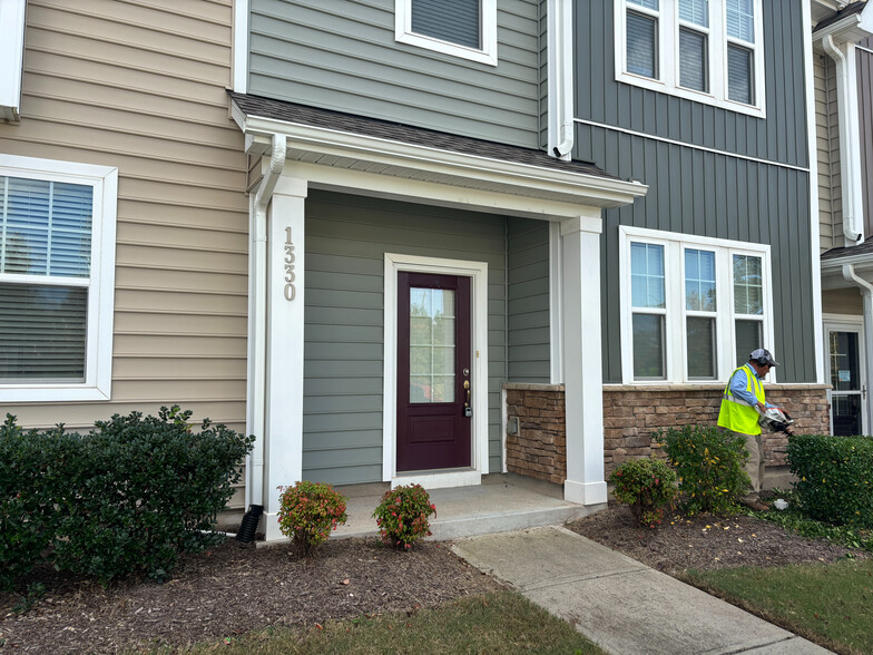 Building Photo - Room in Townhome on Farm Pond Trail