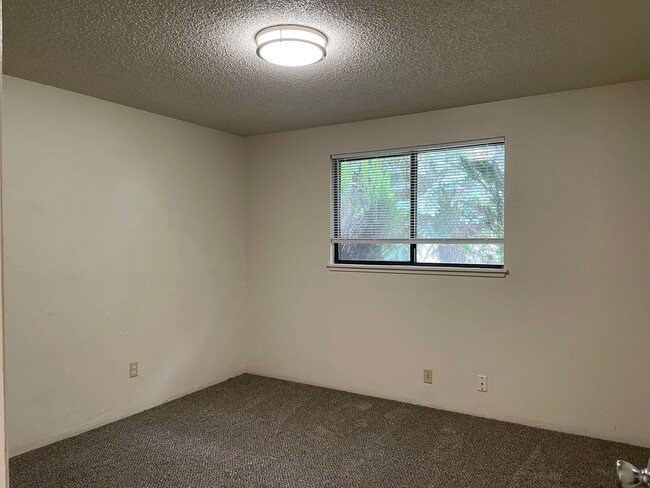 Building Photo - Spacious 3 Bed 2 Bath Home-Located on a Corner Lot in Quiet Neighborhhood