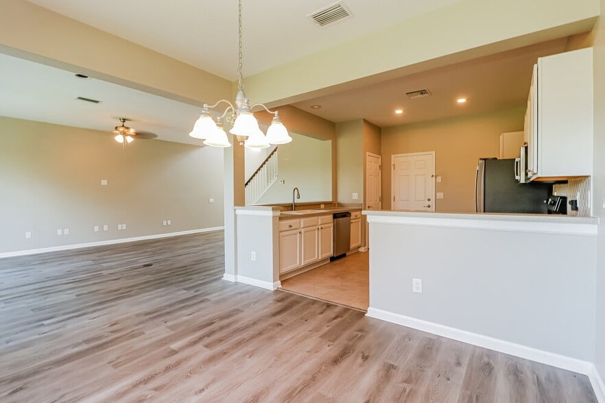Building Photo - 13945 Crater Cir