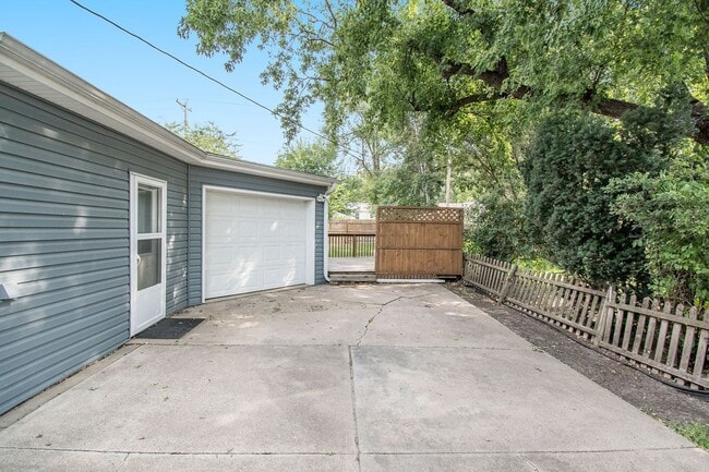Building Photo - Adorable Millard Home