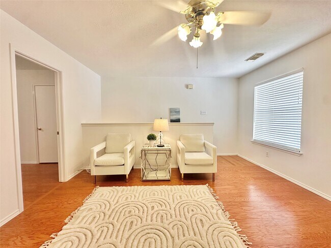 Building Photo - 8223 Golf Green Cir