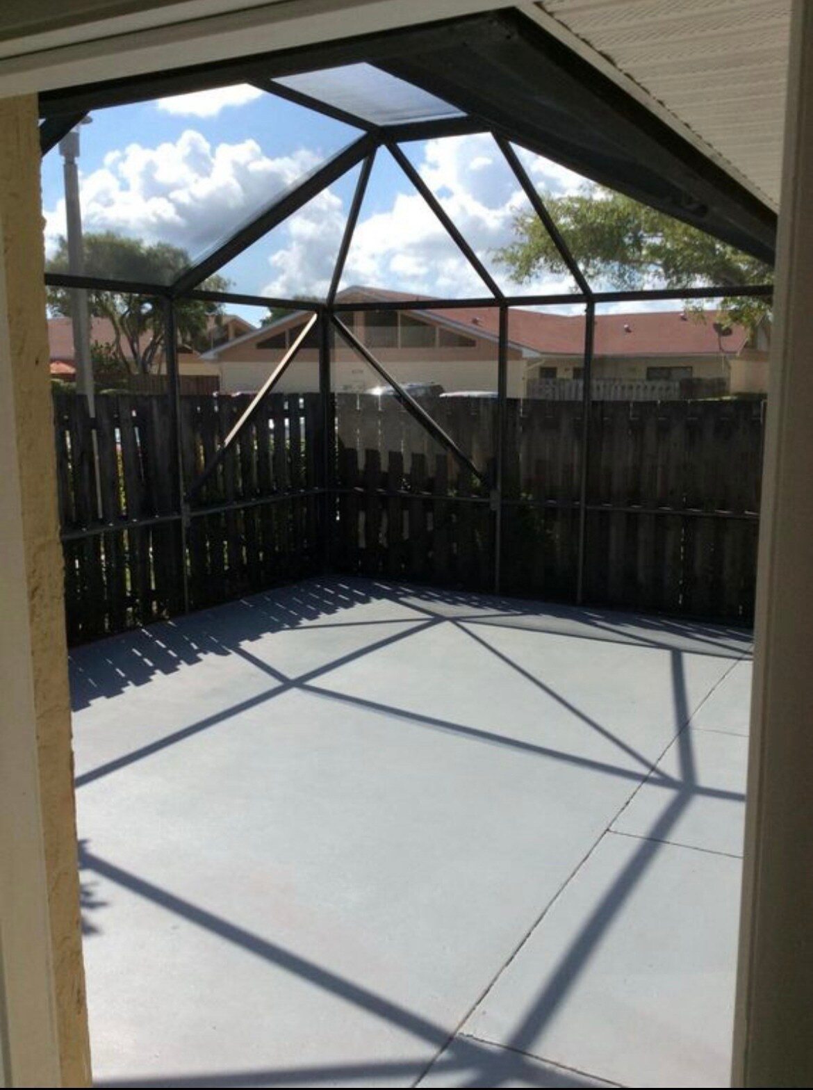 Charming screened courtyard - 4383 Woodstock Dr