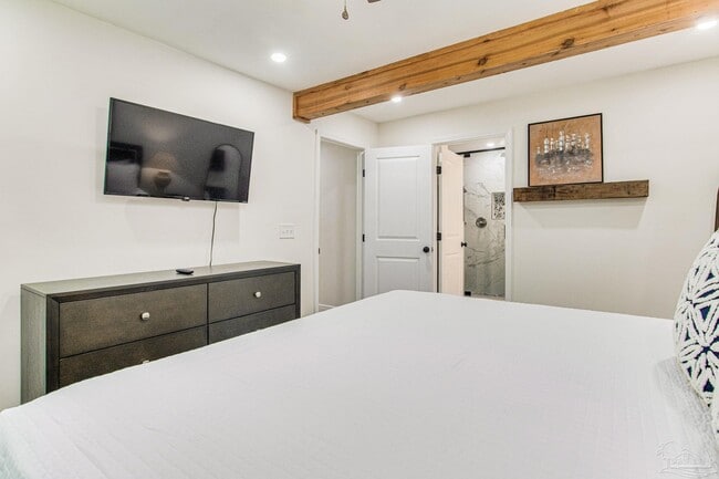 Building Photo - 814 W Gonzalez St