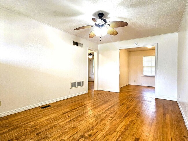 Building Photo - Lovely 2 Bedroom Home With A 1 Car Garage!...